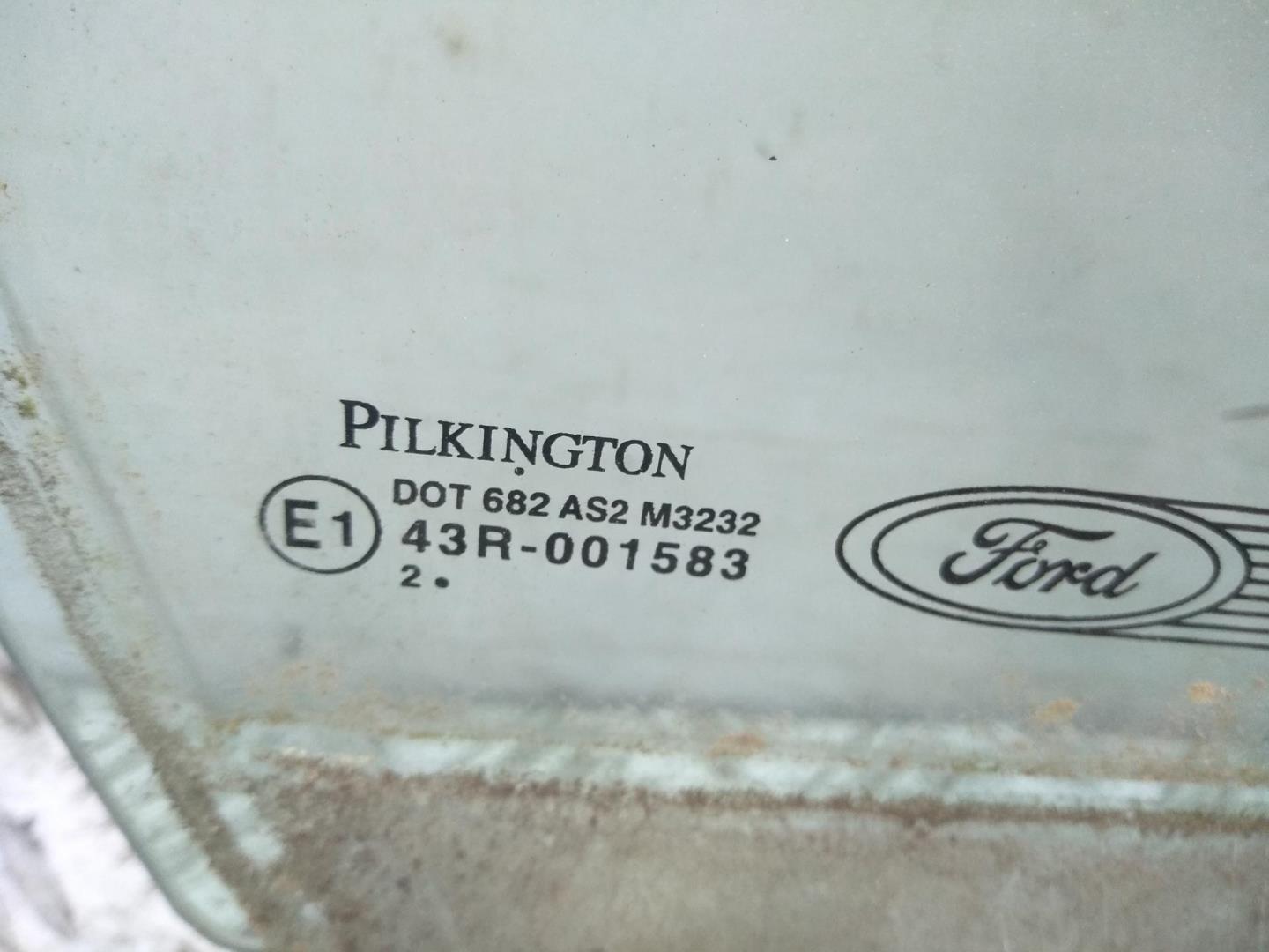 Стекло двери передней правой