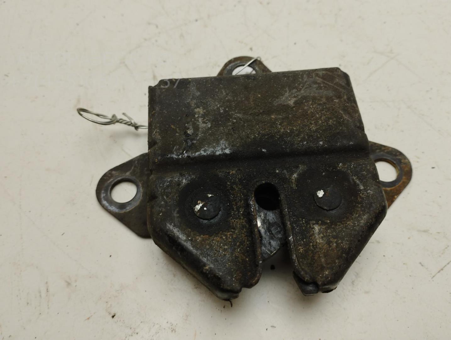 Замок капота