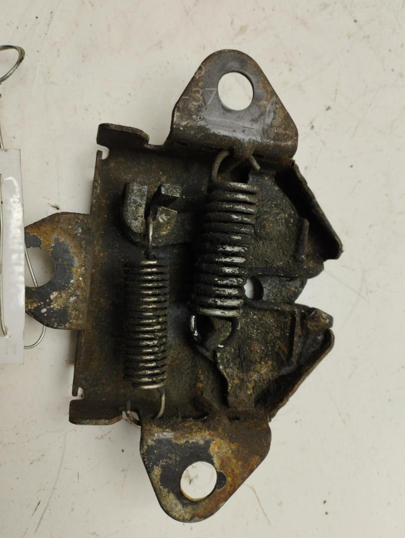 Замок капота