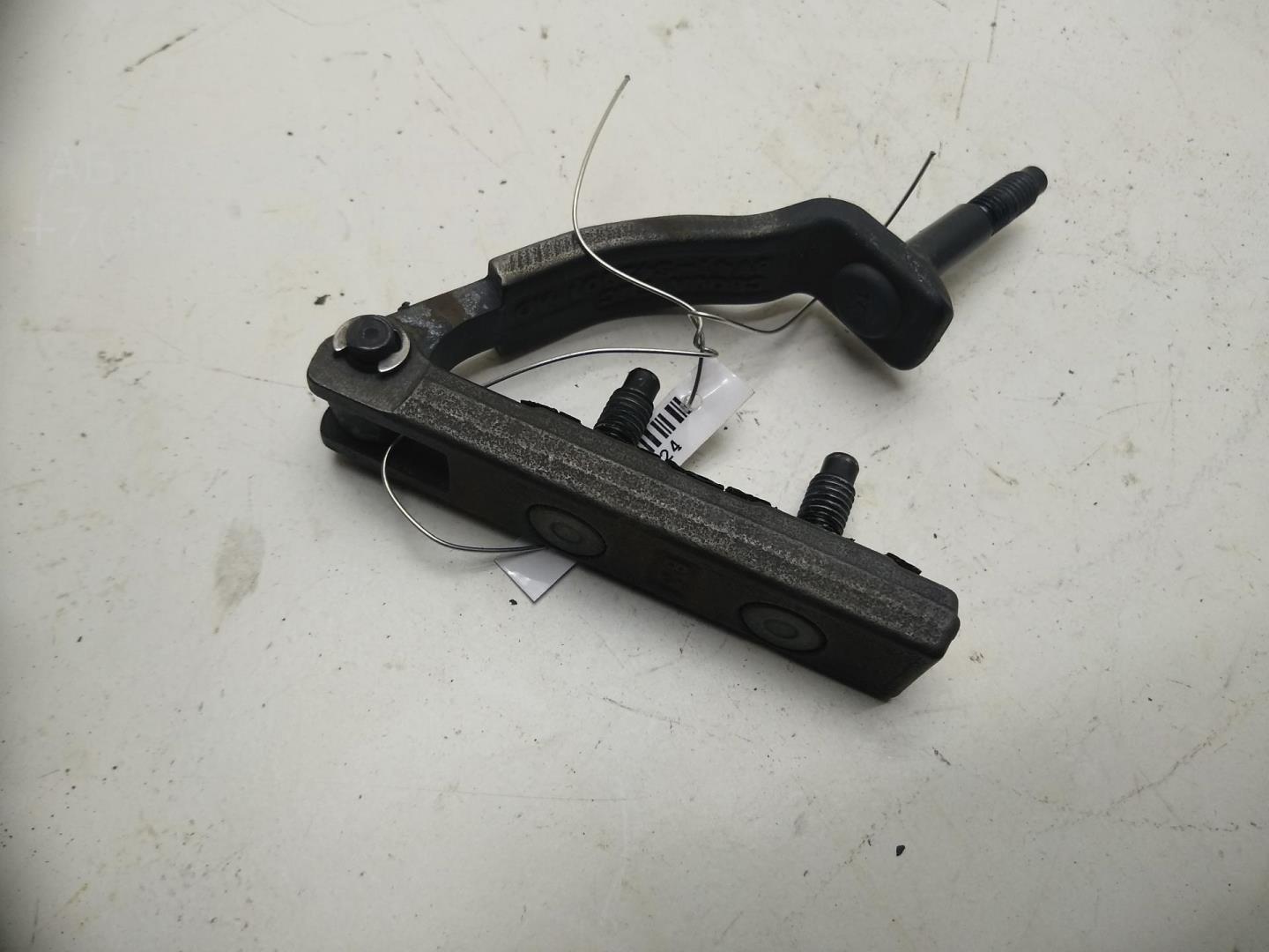 Петля крышки багажника