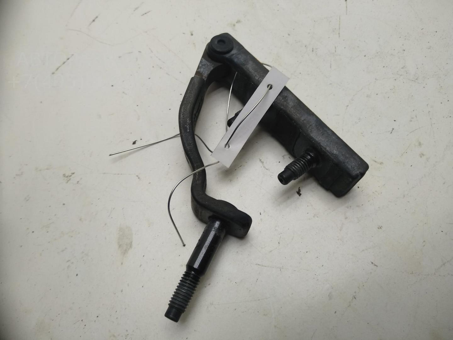 Петля крышки багажника