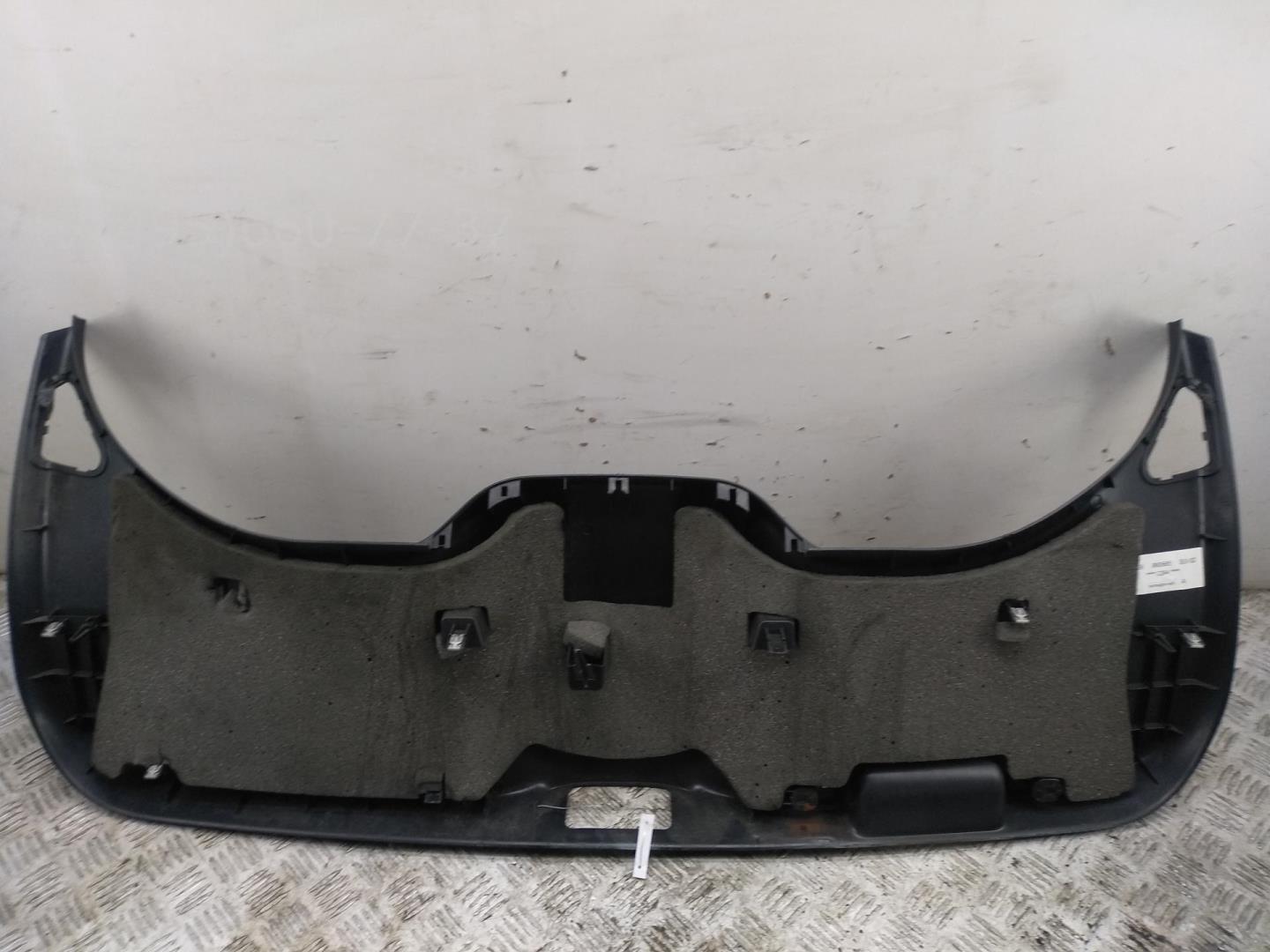 Обшивка крышки багажника