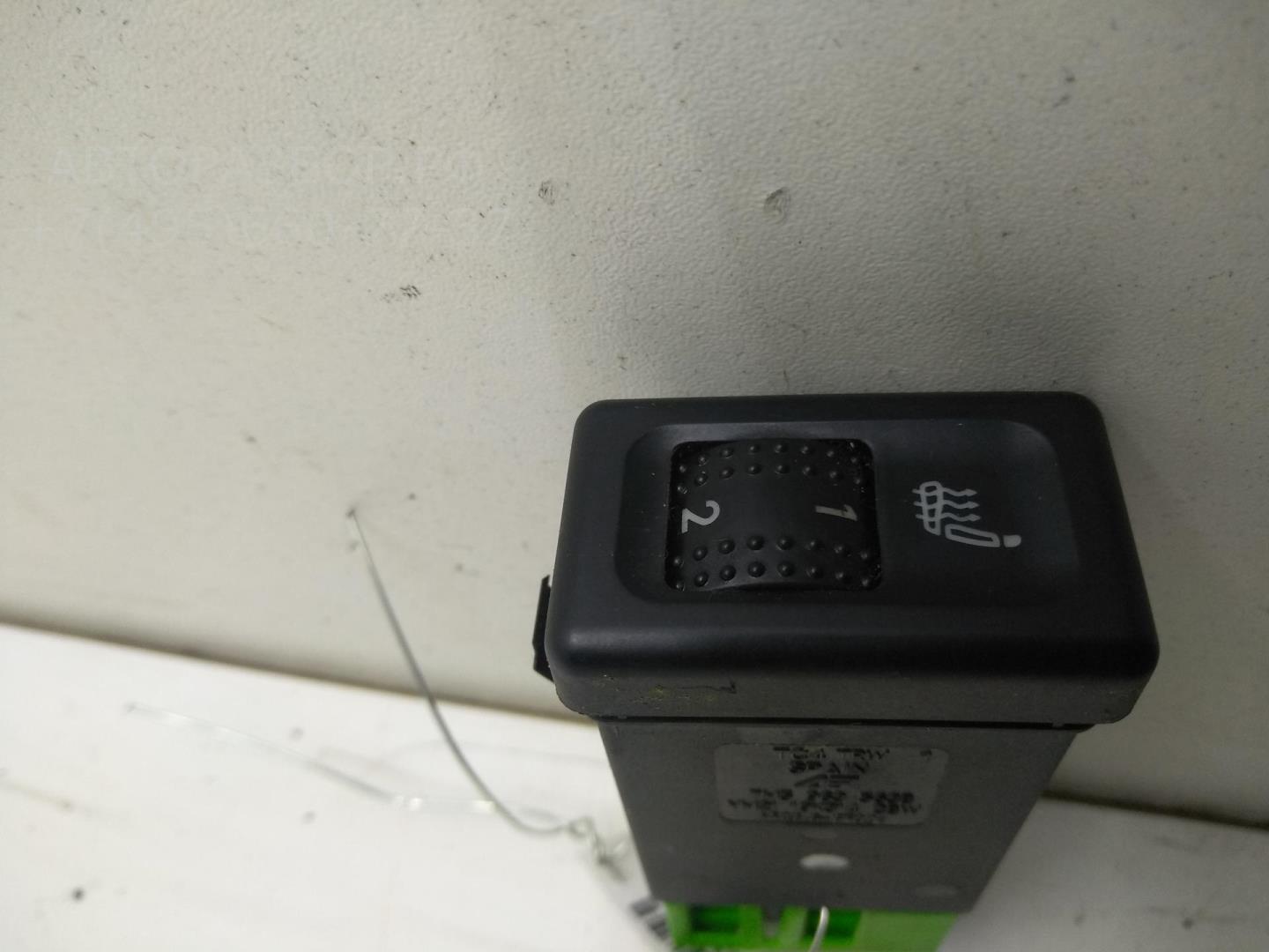 Кнопка обогрева сидений