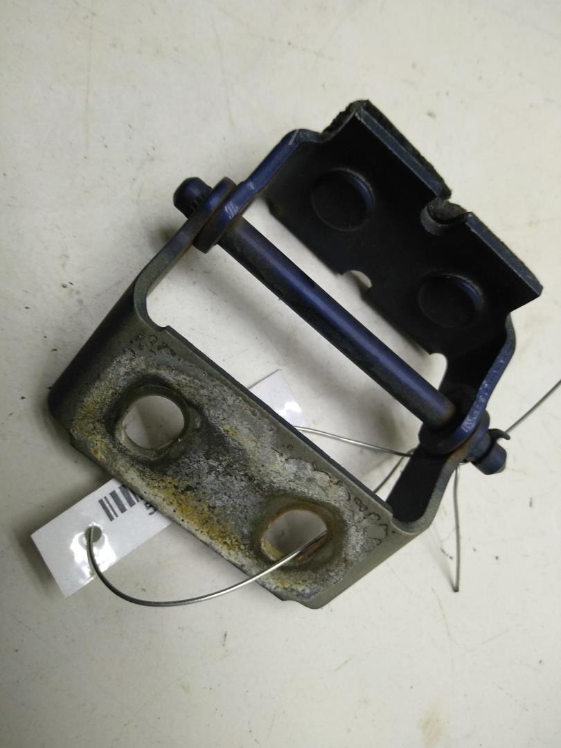 Петля крышки багажника