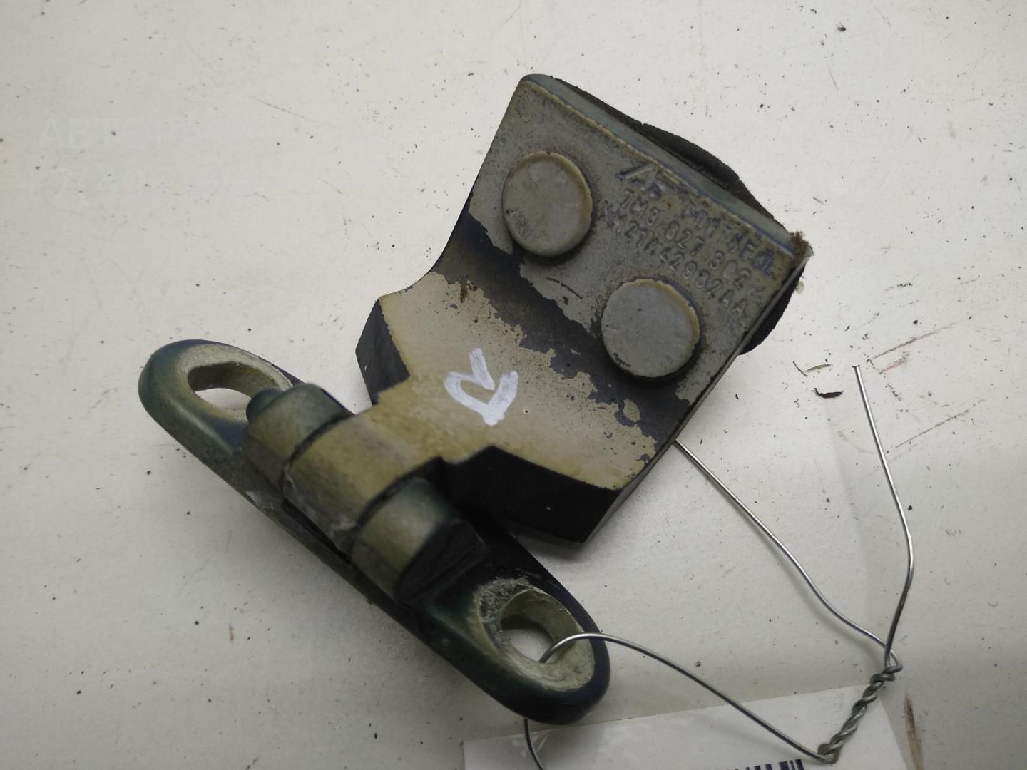 Петля крышки багажника