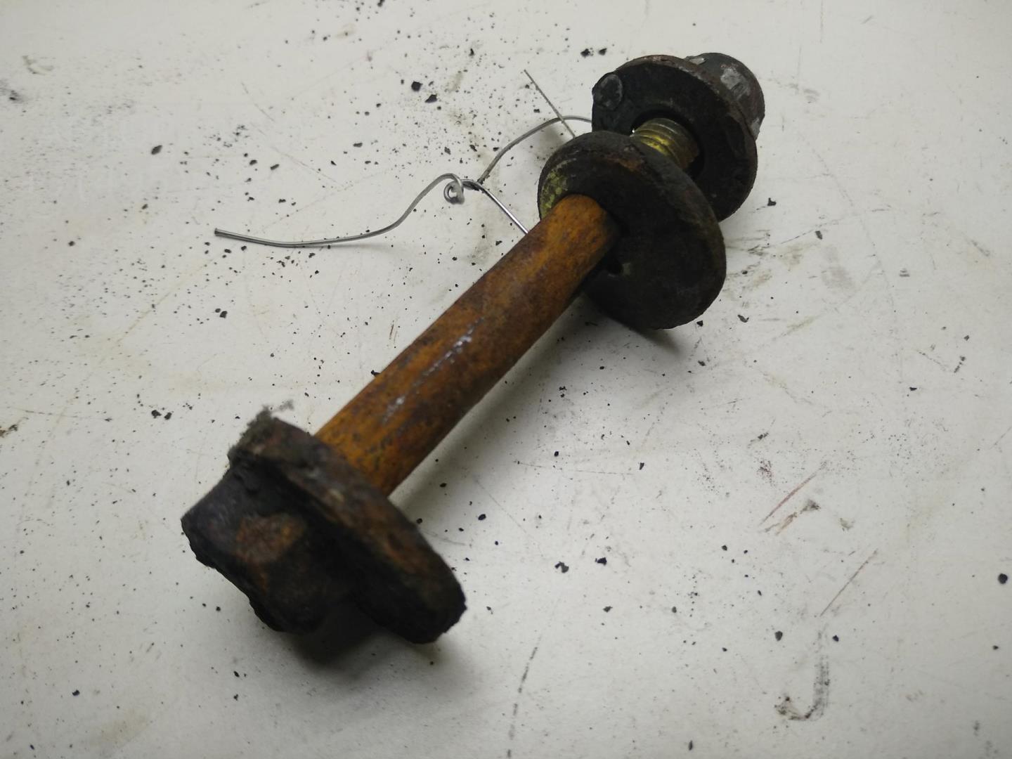 Болт развала задних колес