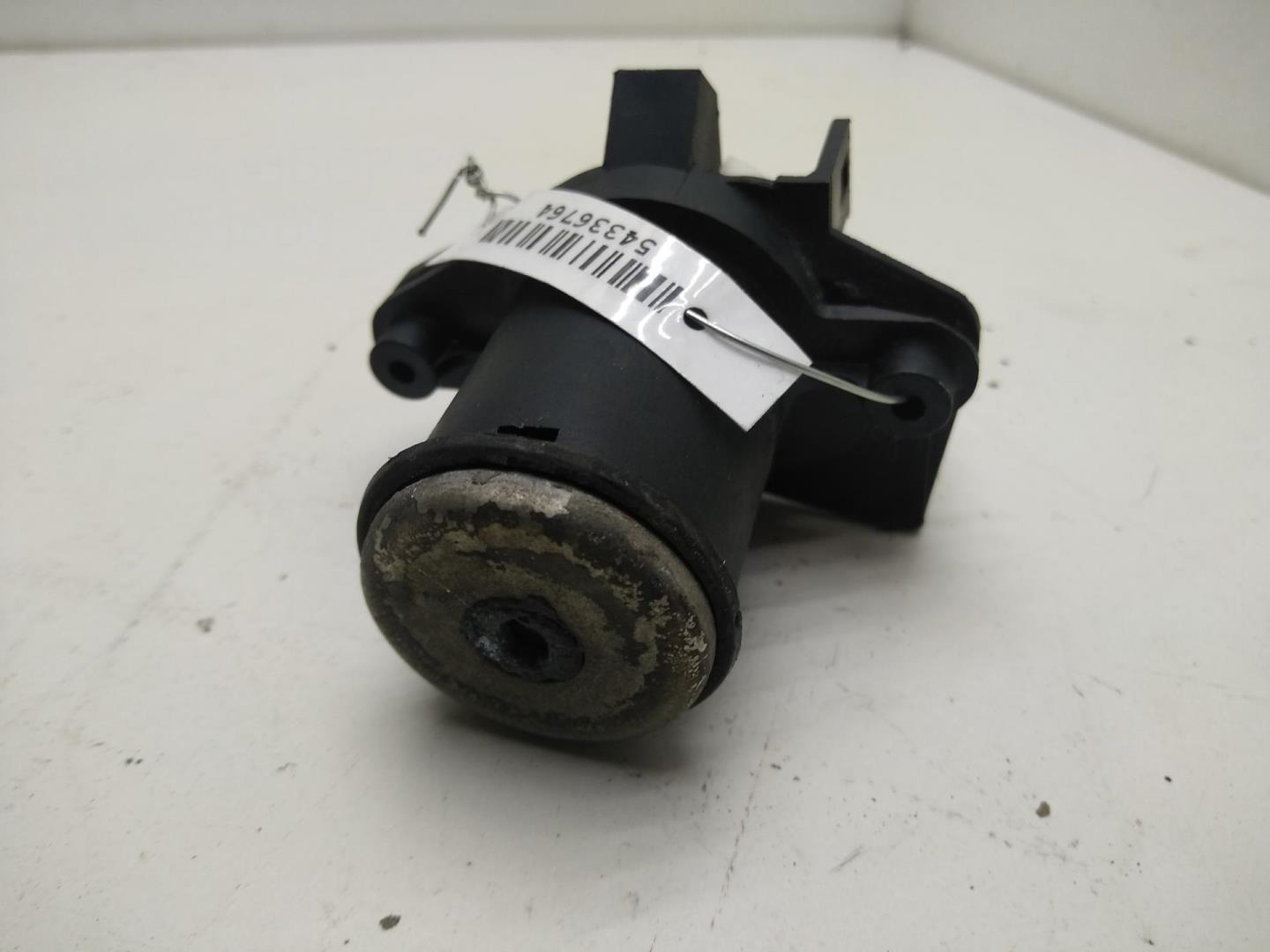 Вставка замка багажника