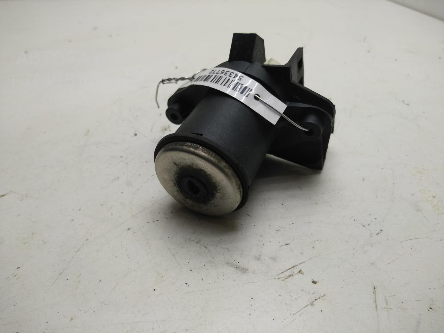 Вставка замка багажника