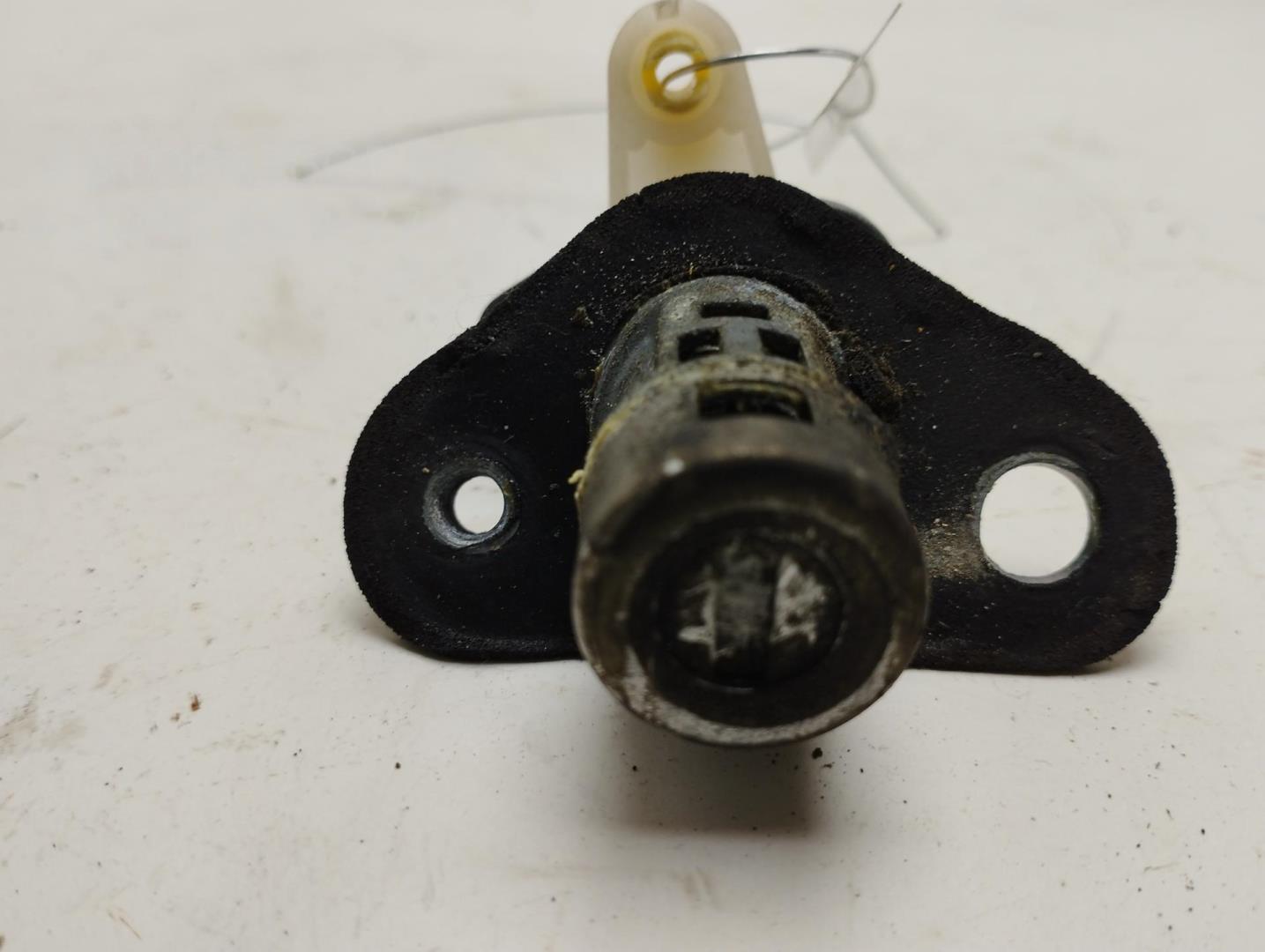 Вставка замка багажника