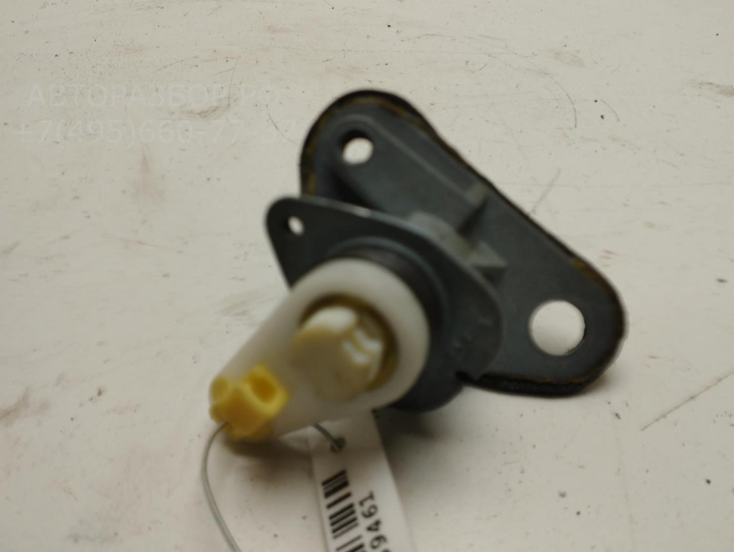 Вставка замка багажника