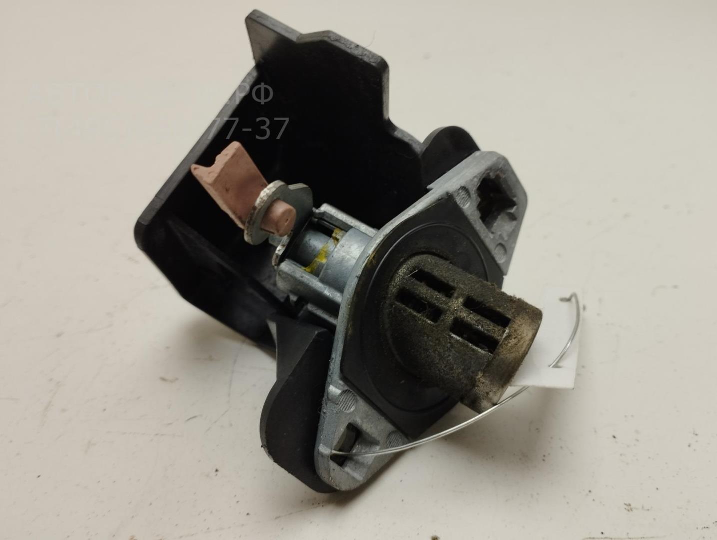 Вставка замка багажника