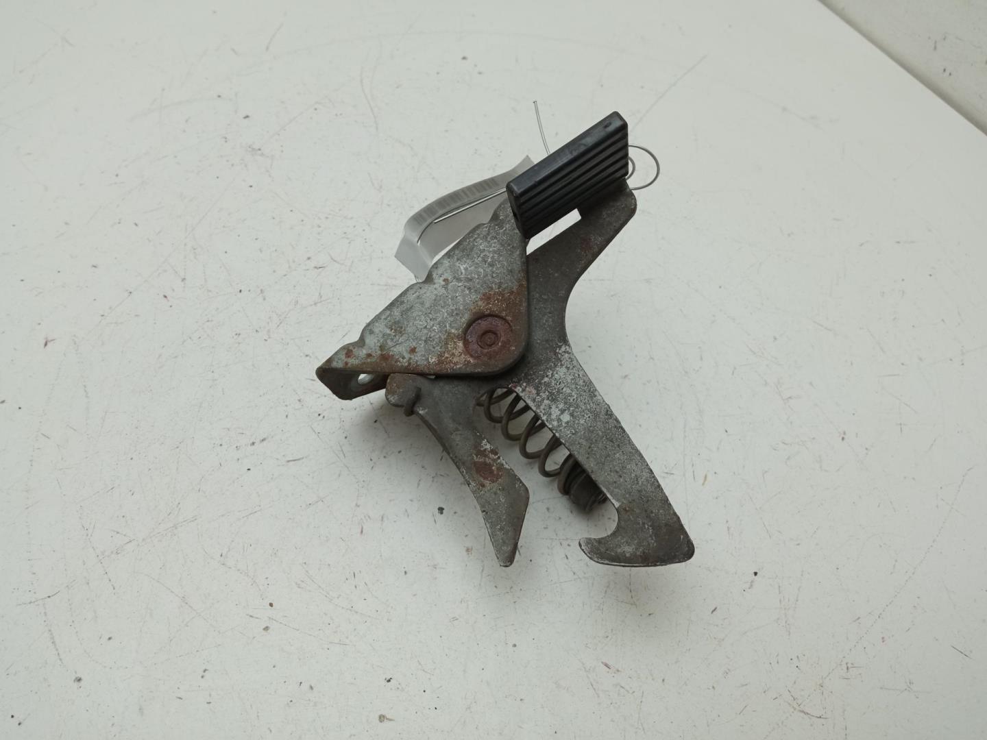 Замок капота