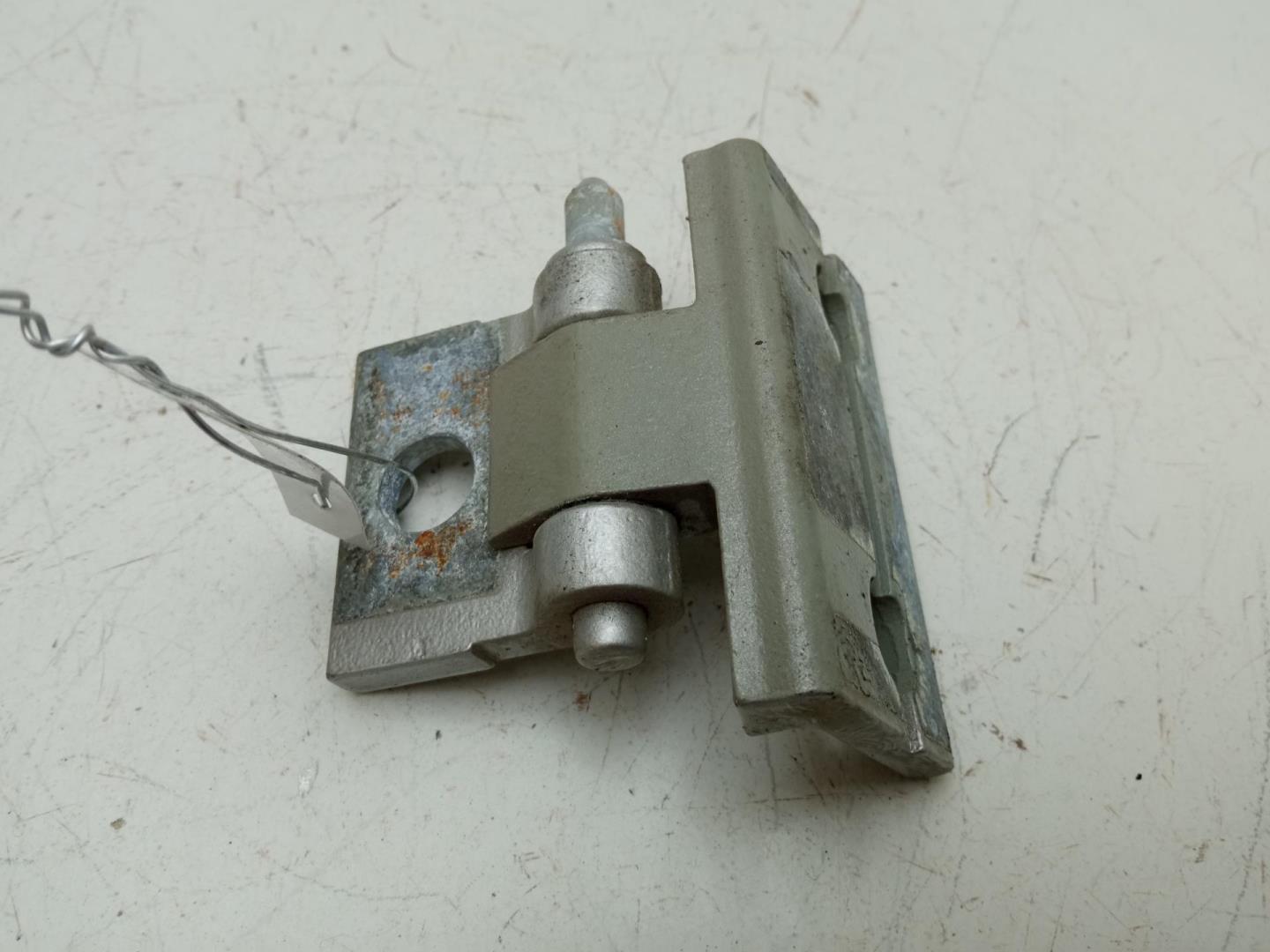 Петля двери