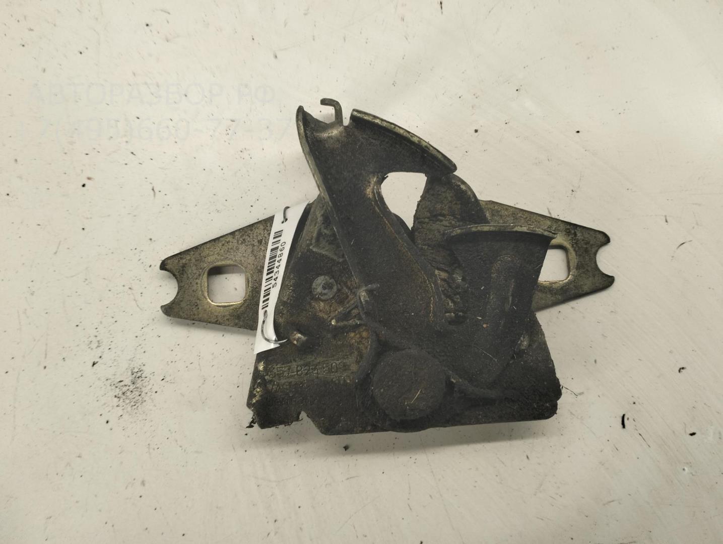 Замок капота