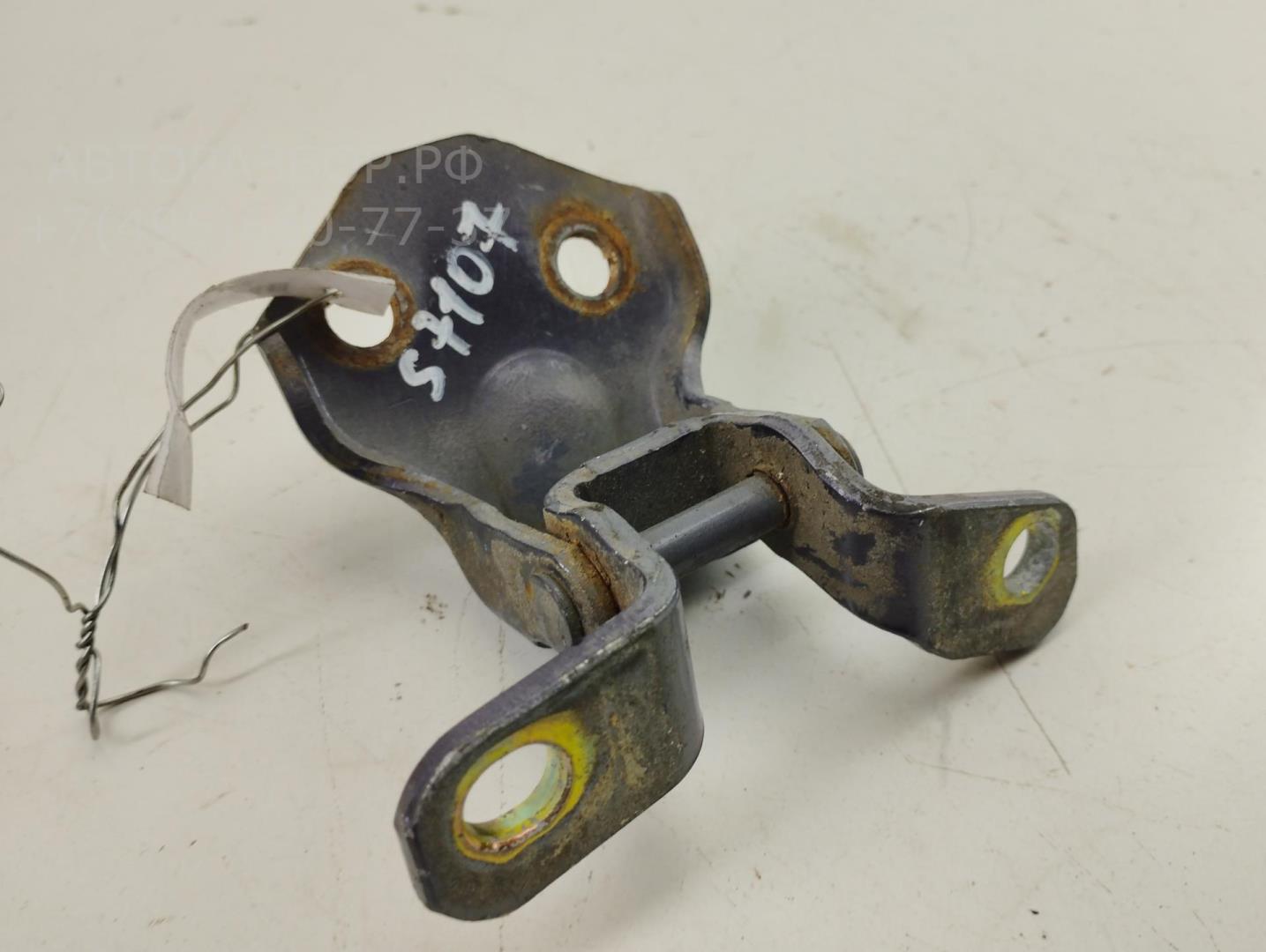 Петля двери