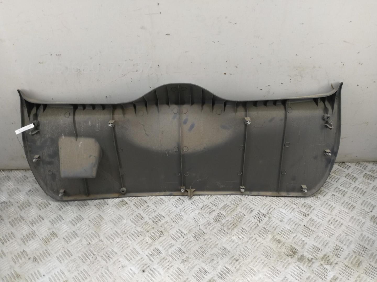 Обшивка крышки багажника