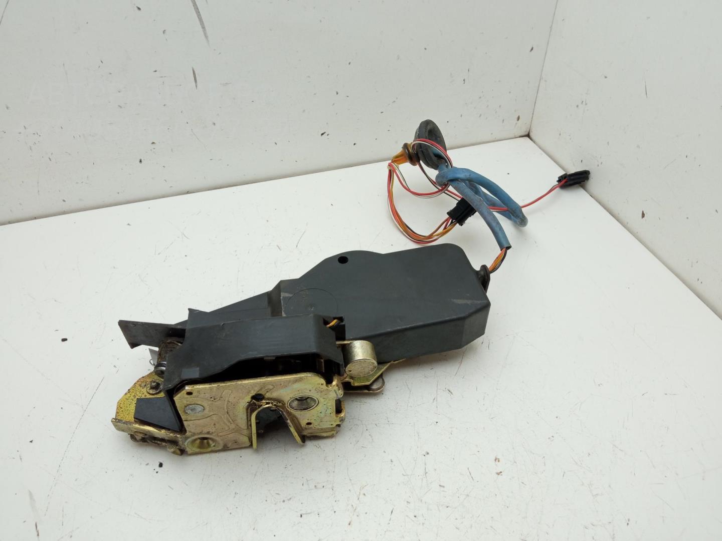 Замок двери задней правой