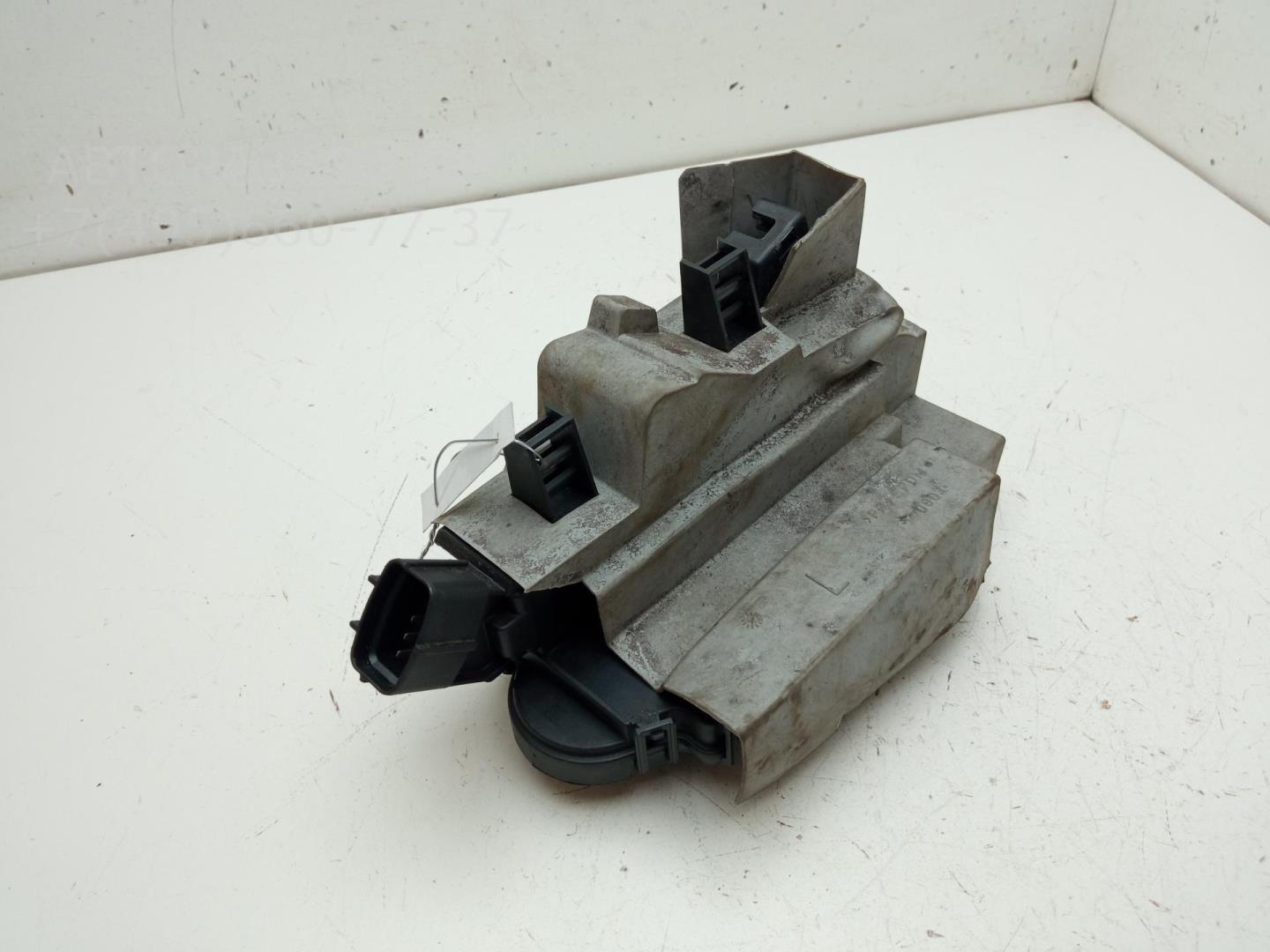 Замок двери задней левой