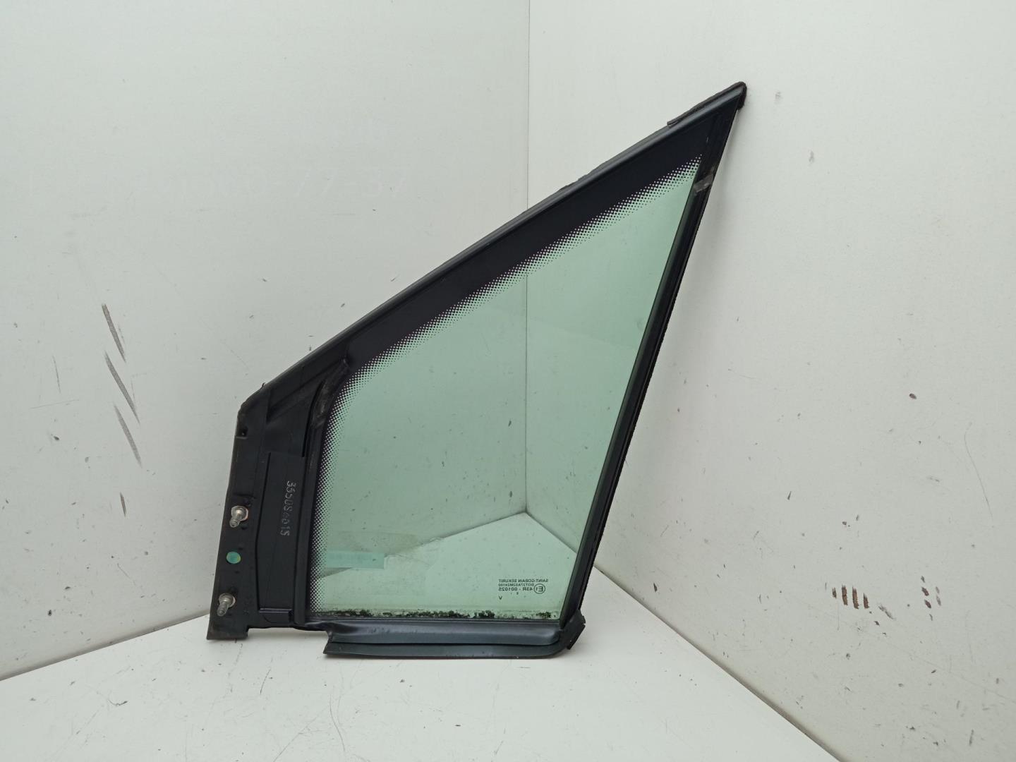 Стекло двери передней правой (форточка)