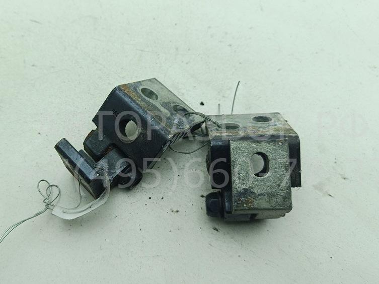 Петля двери