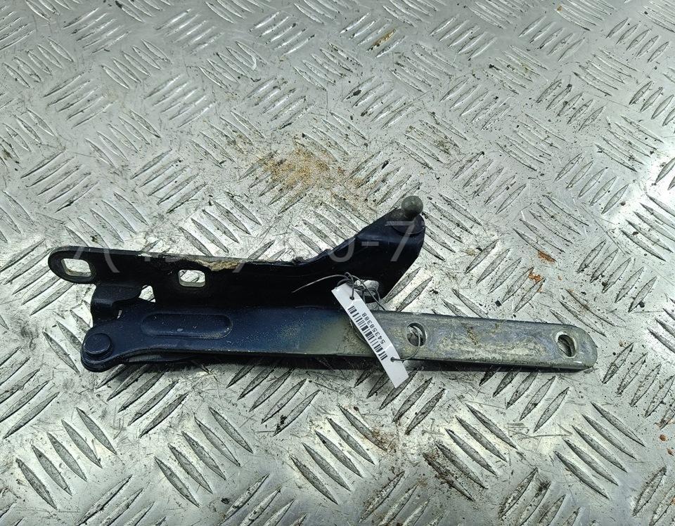 Петля капота правая