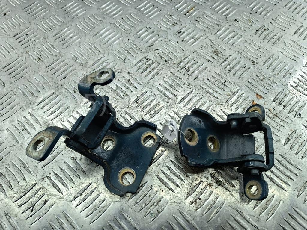 Петля двери