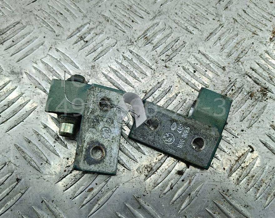 Петля двери