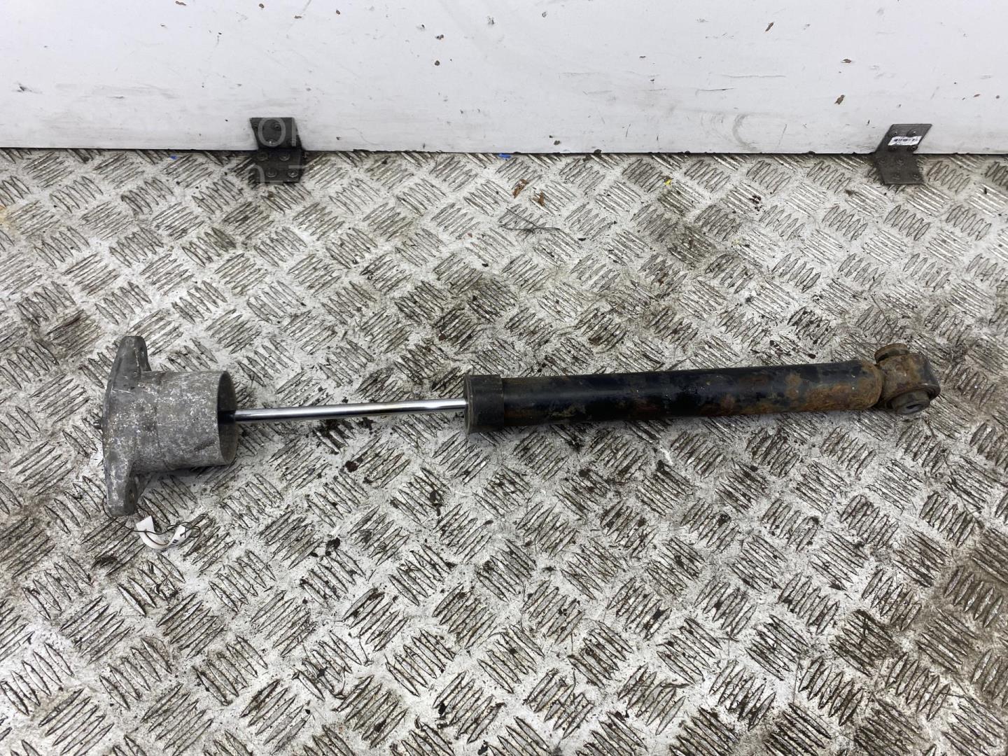 Амортизатор задний правый