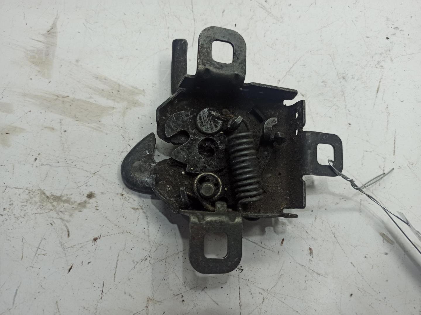 Замок капота