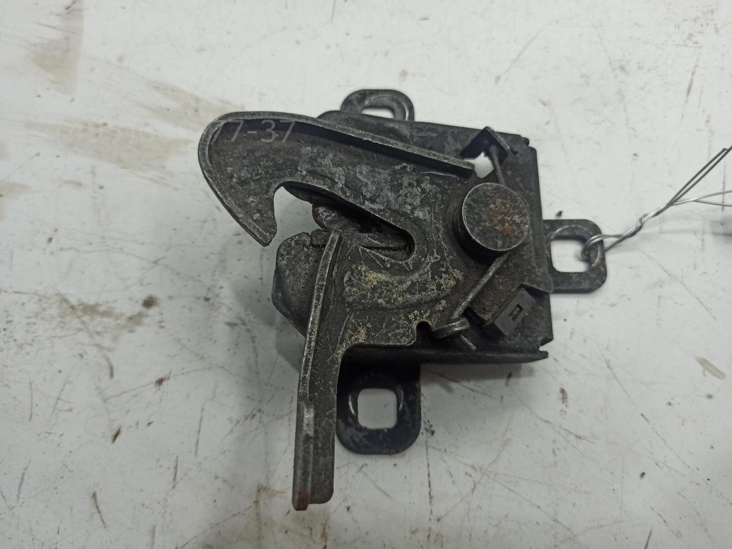 Замок капота