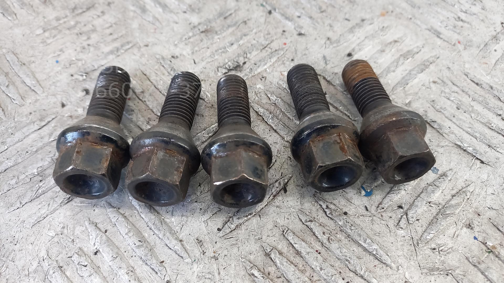 Болт колесный