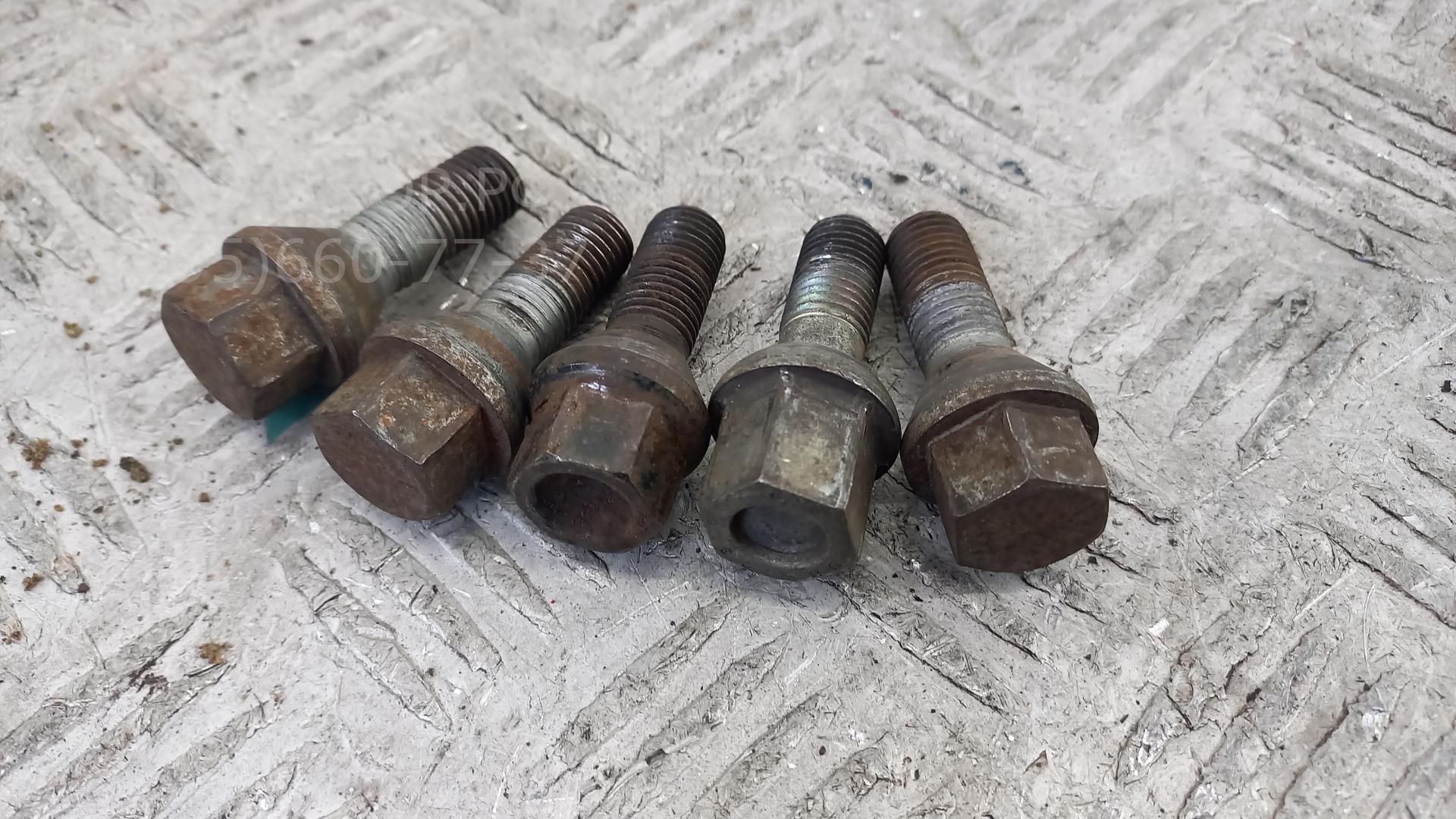 Болт колесный