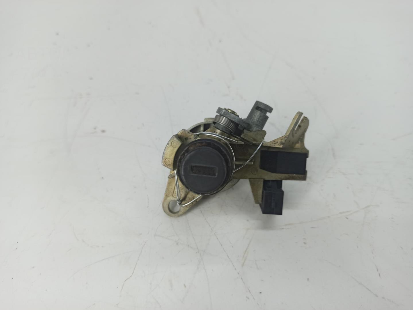 Вставка замка багажника