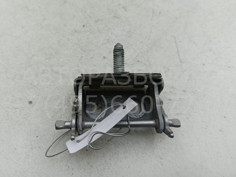 Петля крышки багажника