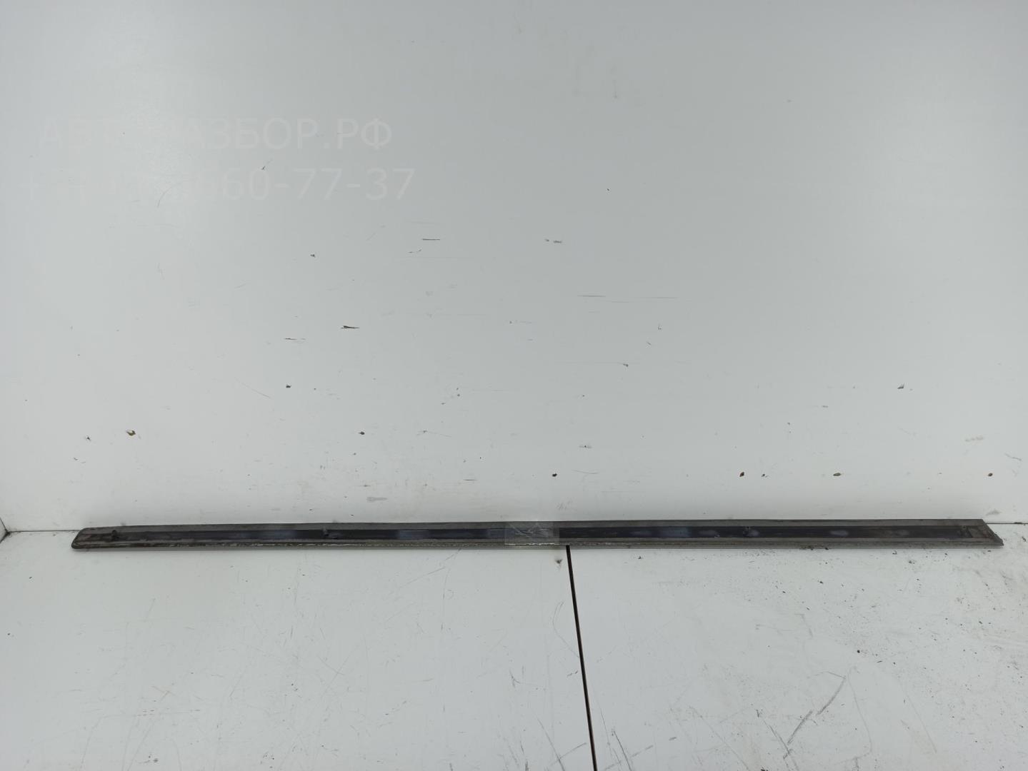 Молдинг двери передней левой