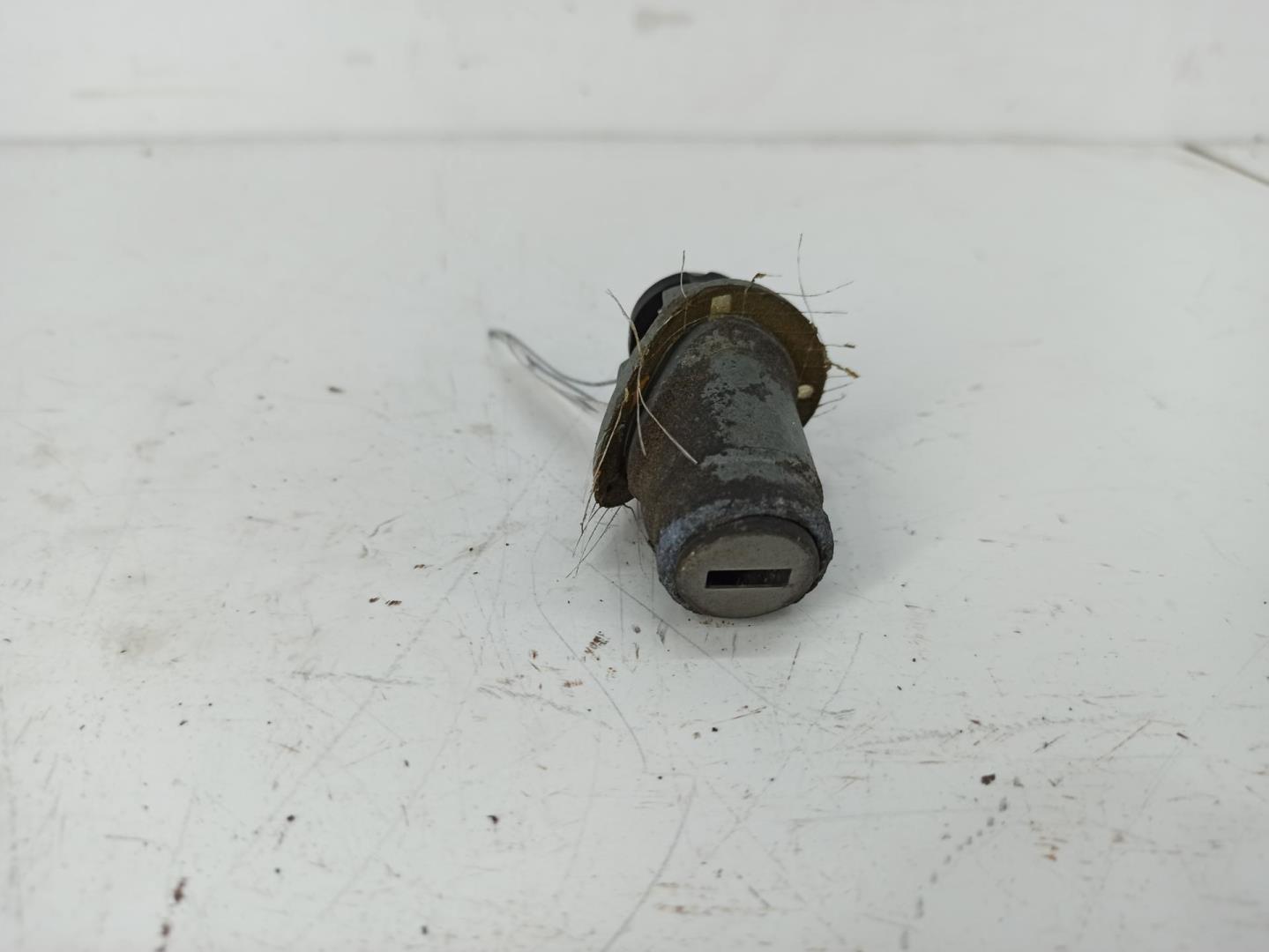 Вставка замка багажника