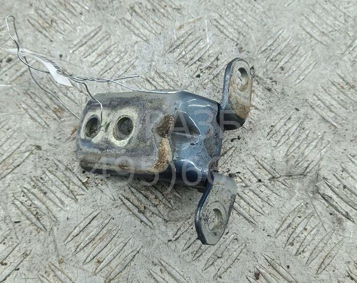 Петля двери