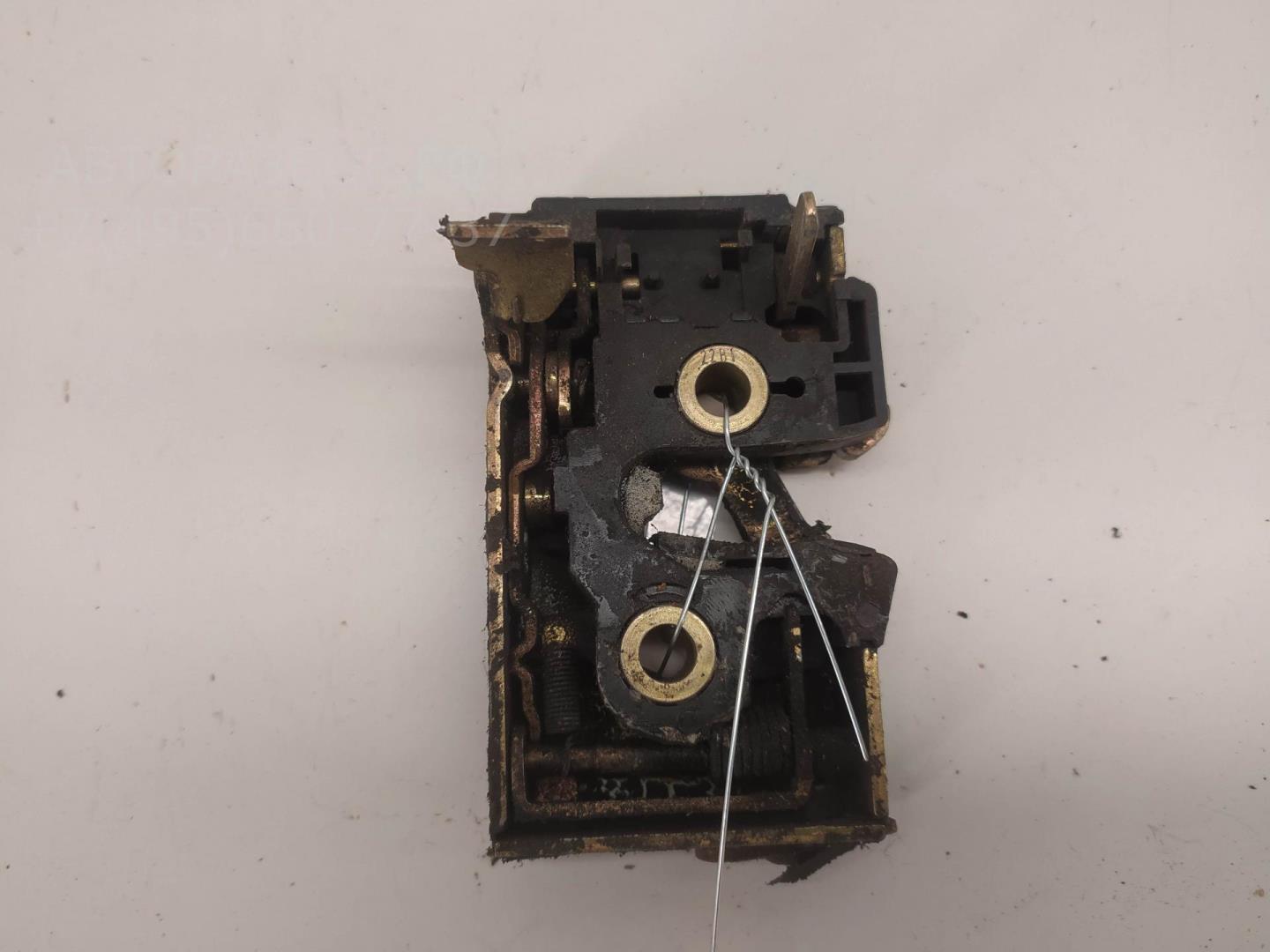 Замок двери задней правой