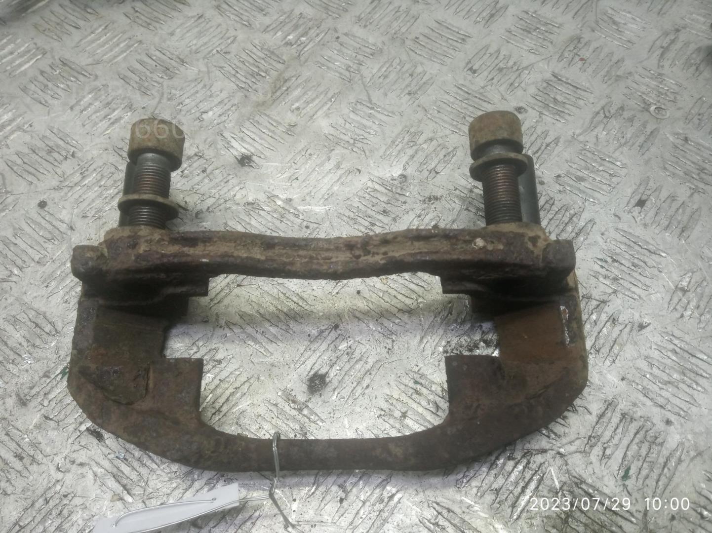 Скоба суппорта переднего