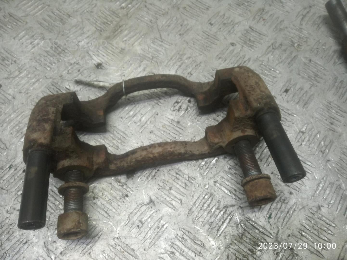 Скоба суппорта переднего