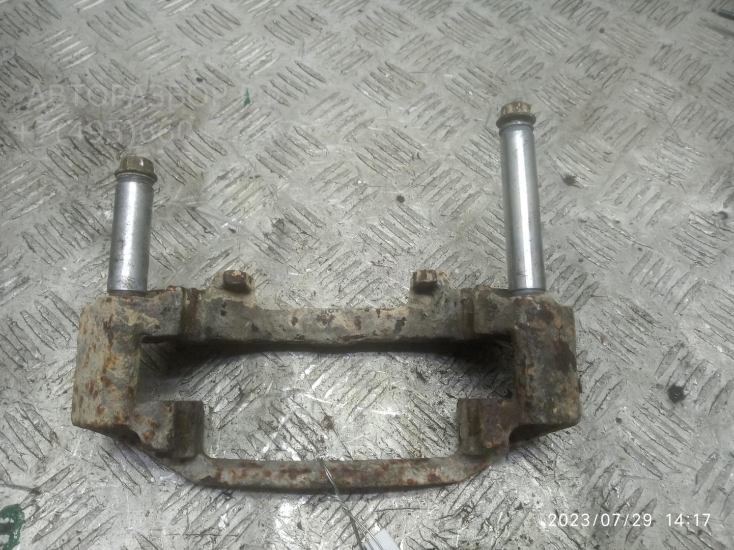 Скоба суппорта переднего