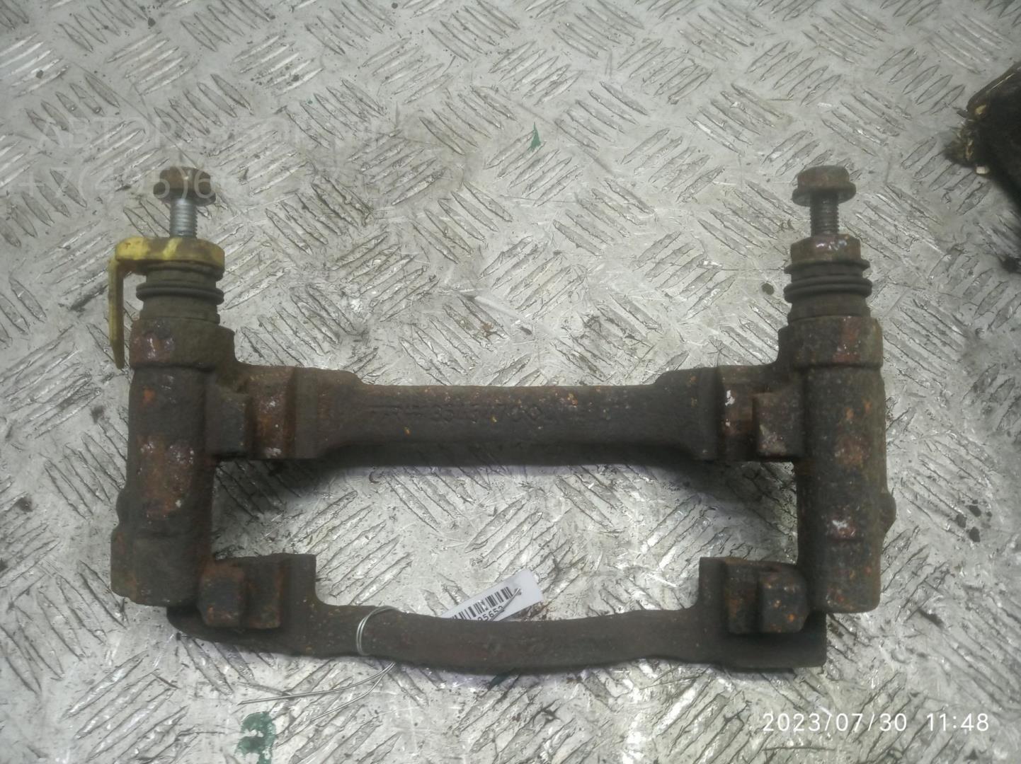 Скоба суппорта переднего