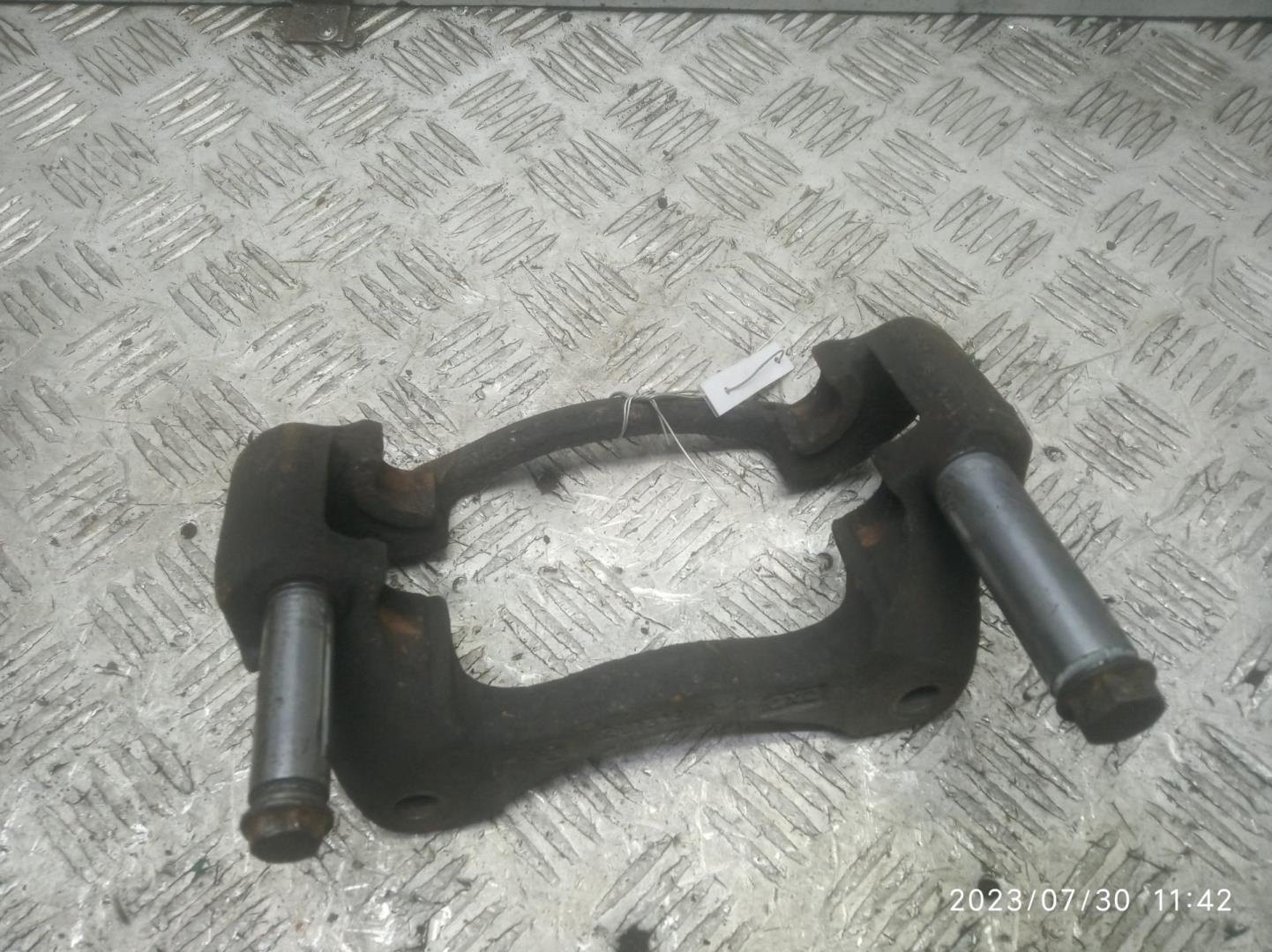 Скоба суппорта переднего