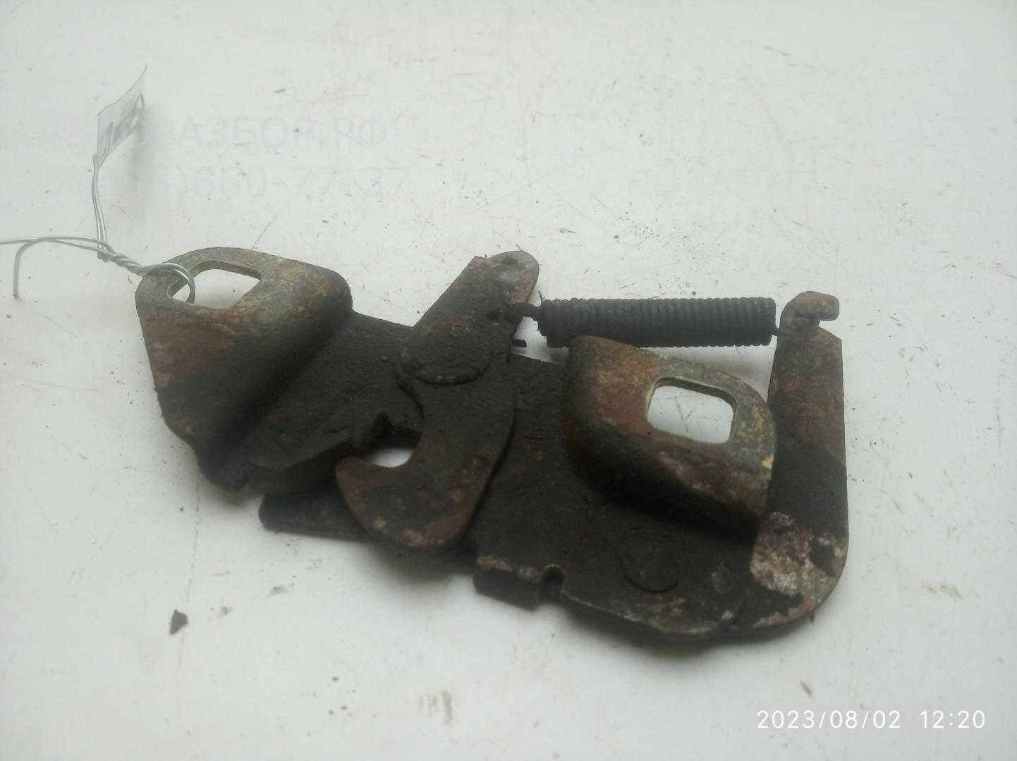 Замок капота