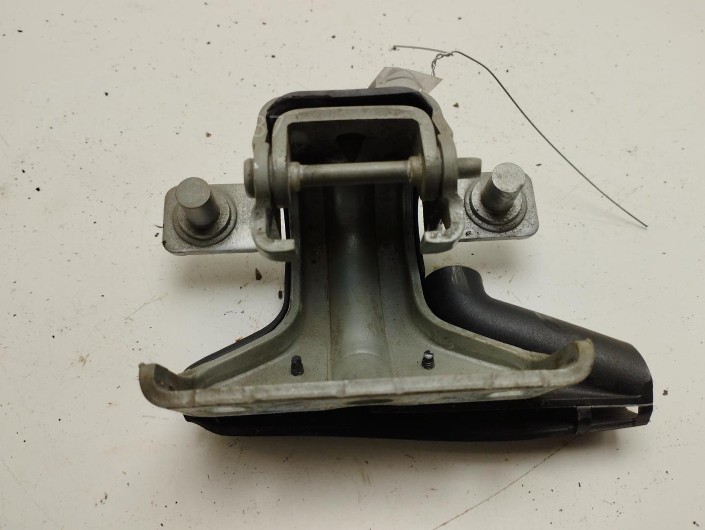 Петля крышки багажника