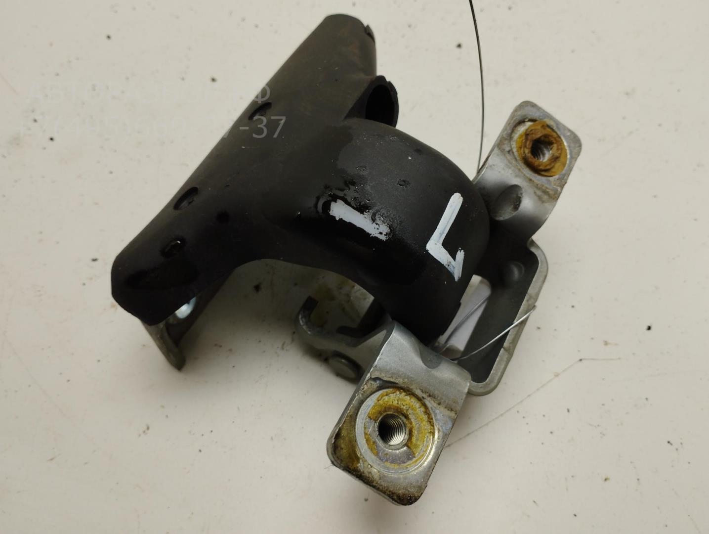 Петля крышки багажника