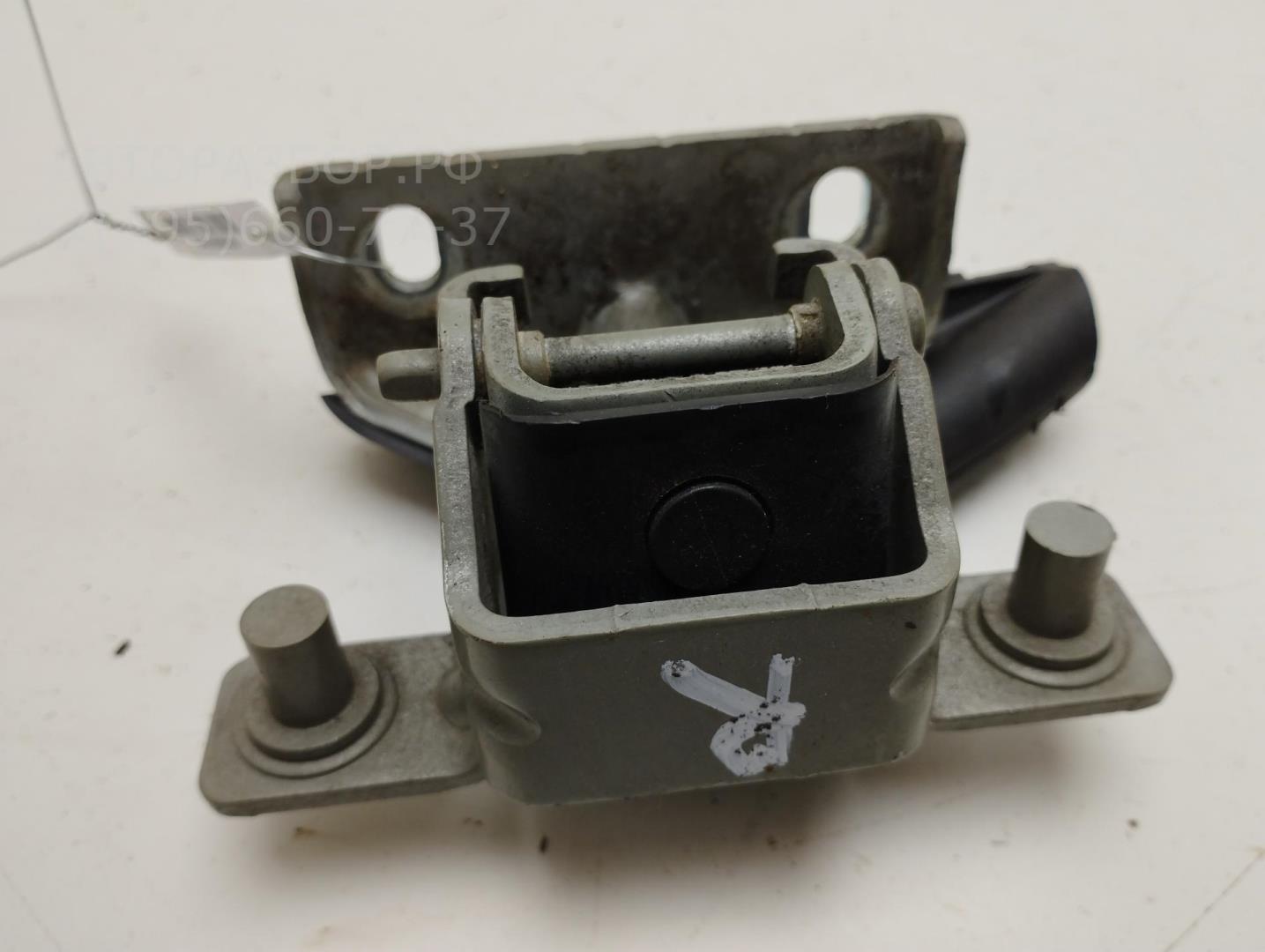 Петля крышки багажника