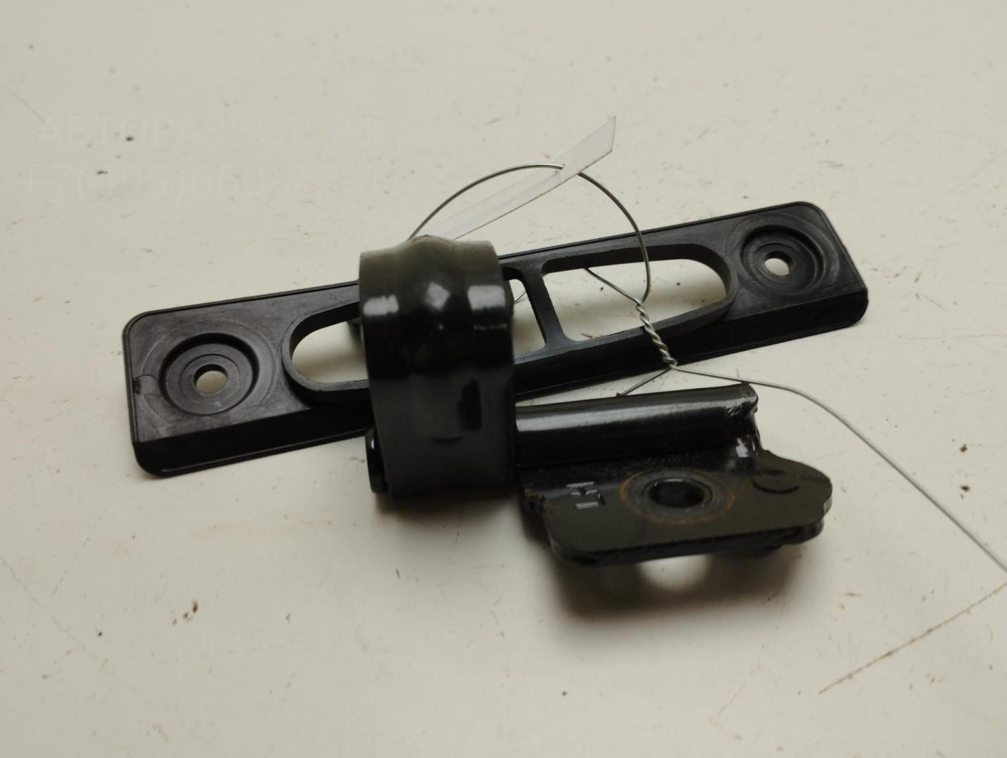 Петля крышки багажника