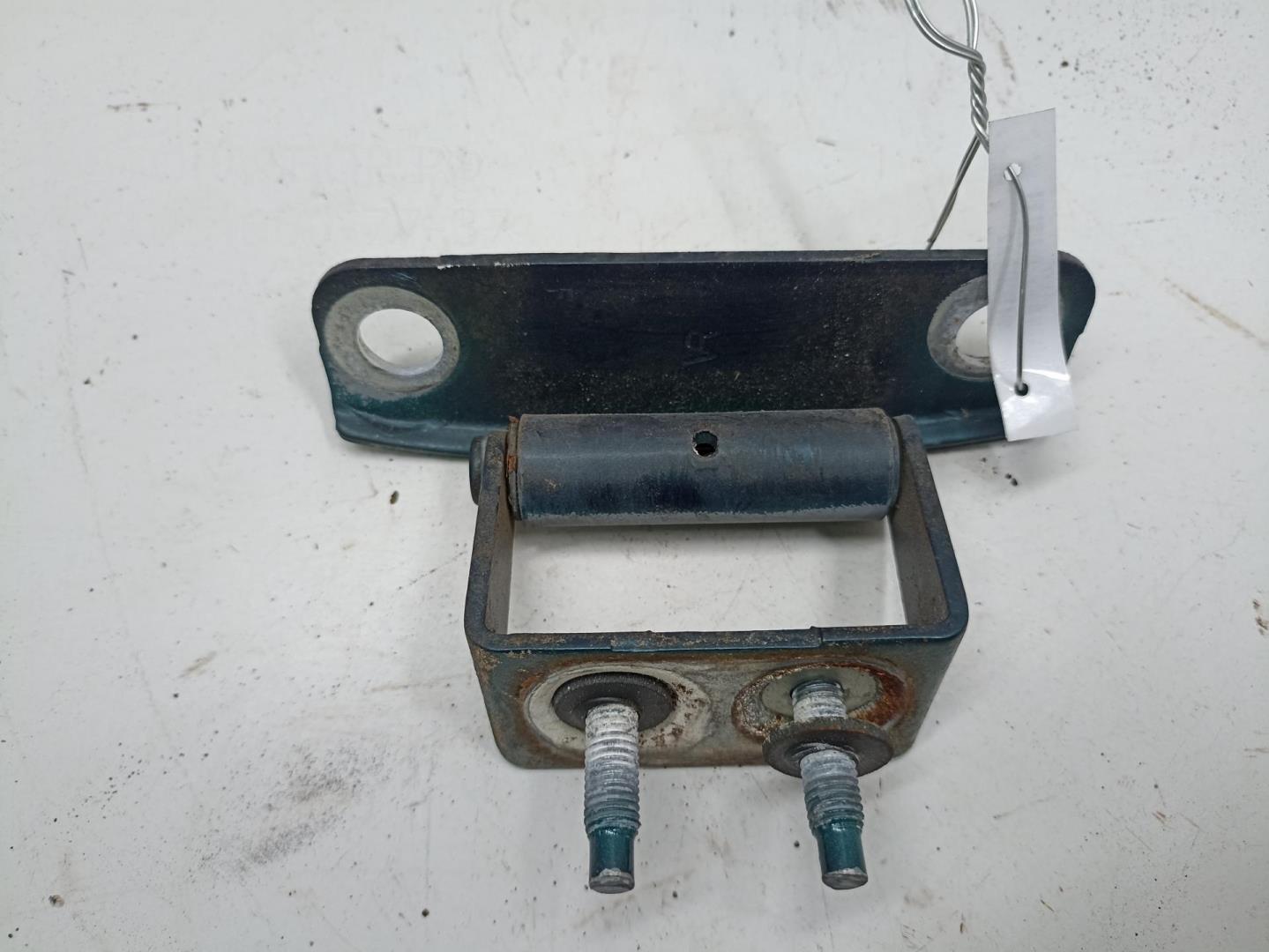 Петля крышки багажника