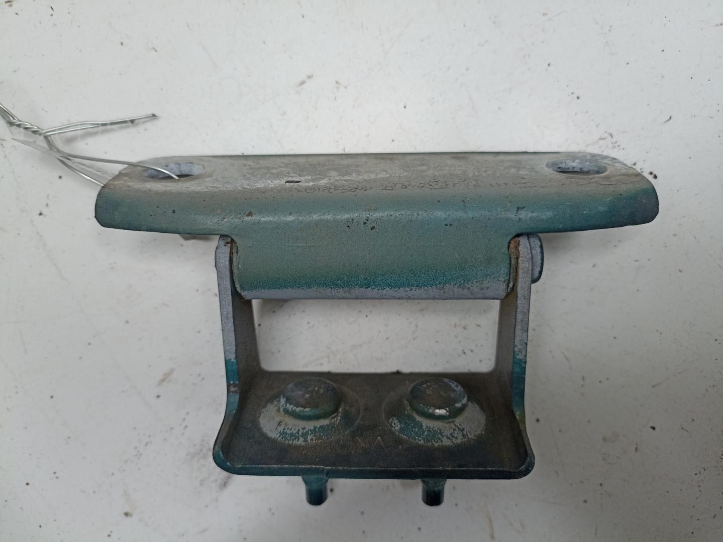 Петля крышки багажника